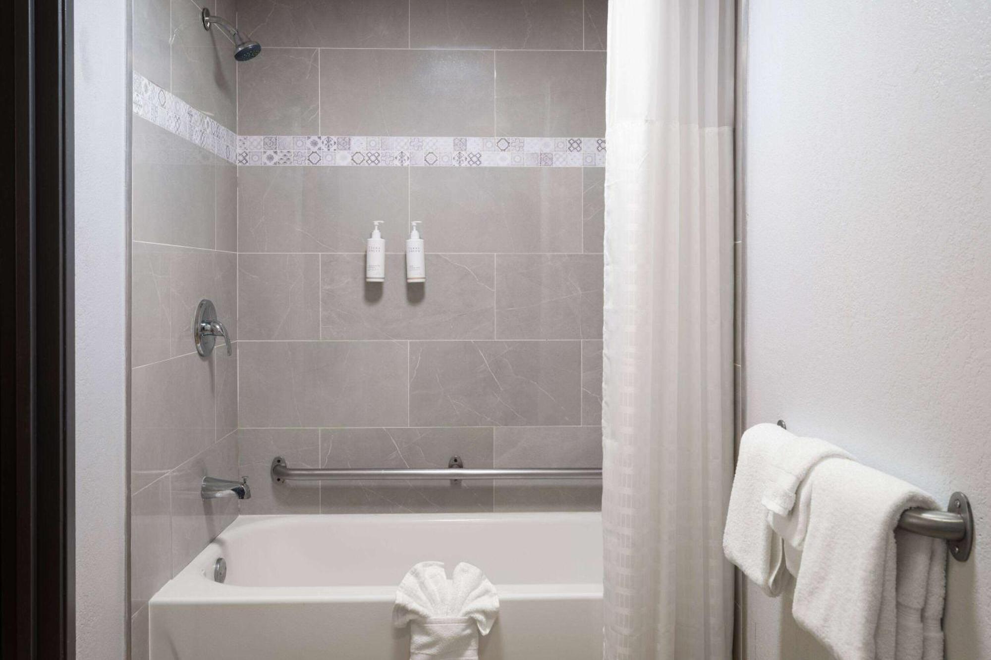 Days Inn By Wyndham Columbus Worthington Экстерьер фото