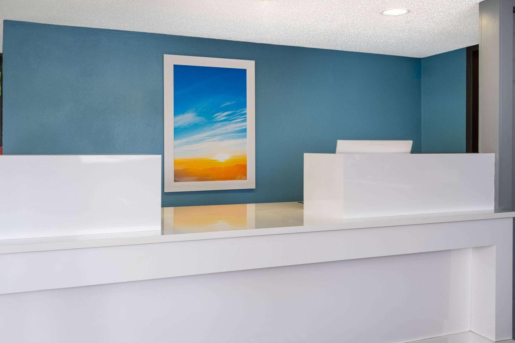 Days Inn By Wyndham Columbus Worthington Экстерьер фото