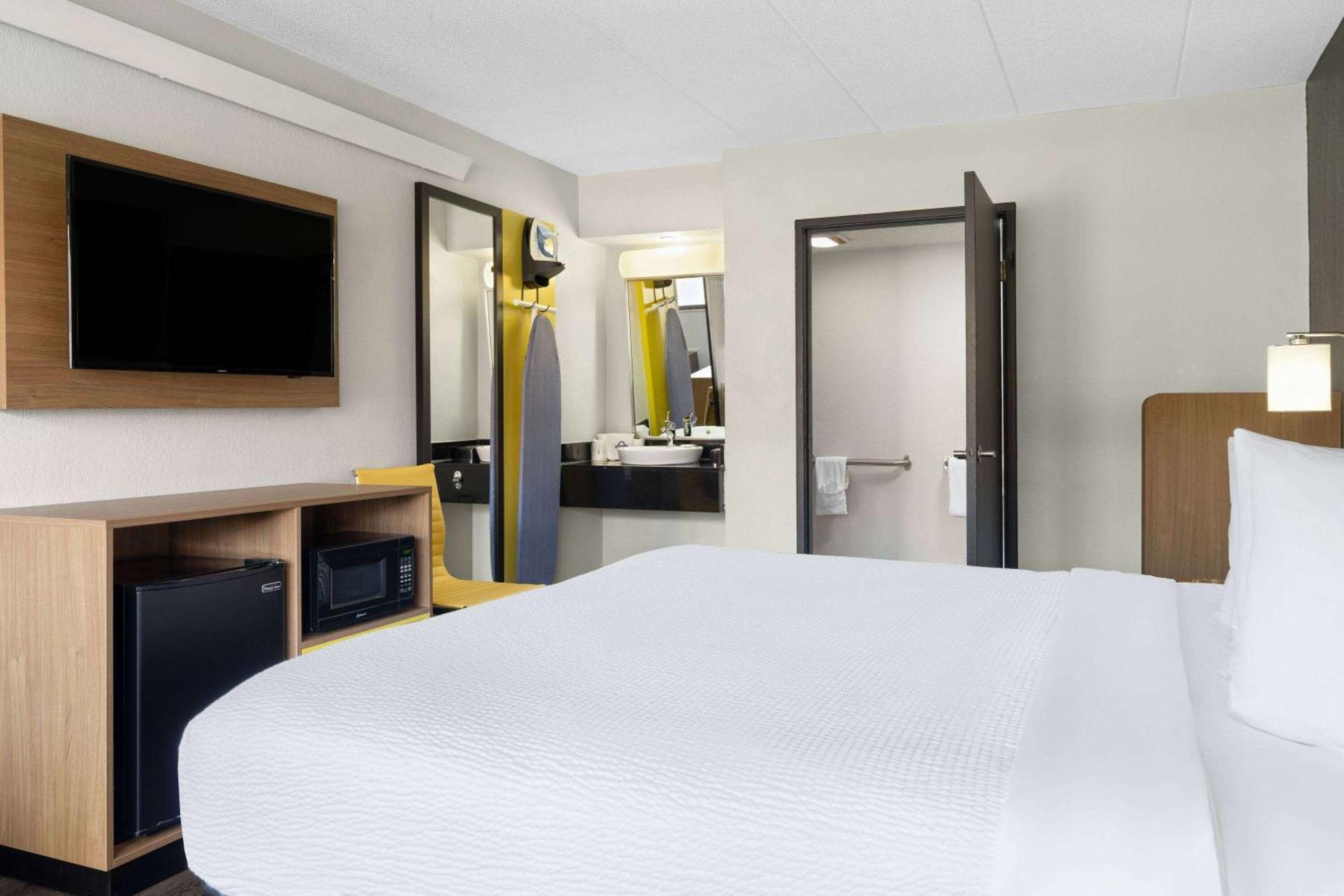 Days Inn By Wyndham Columbus Worthington Экстерьер фото